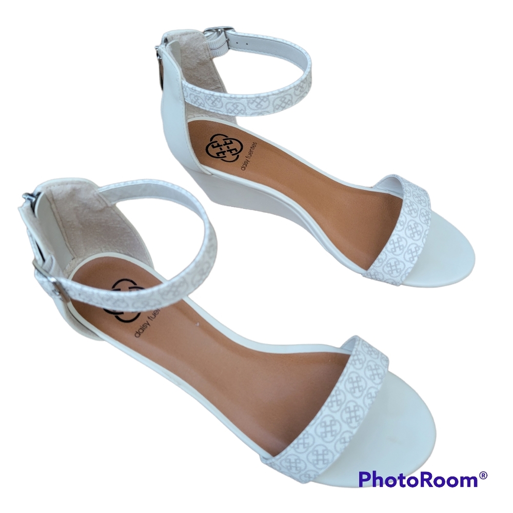 Daisy Fuentes Sandals White Strap Zip Back Casual Comfort Shoes 9W - Picture 4 of 9